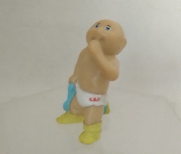 Miniatura de vinil de 1984, bebê Cabbage Patch Kids segurando paninho azul 6 cm