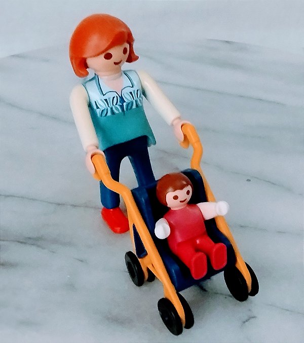 Playmobil, mãe empurrando carrinho cim bebe de vermey