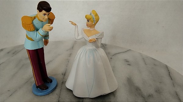 Miniatura Disney de Cinderela 8 cm  e o seu príncipe encantado 8,5 cm
