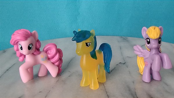 My Little Pony Hasbro mini figuras de 5 cm ; unicórnio masculino Comet tail translucido, Pinkie pie e Lily Blossom