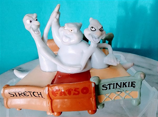 Miniatura vintage de 1995 de Fantasmas Stretch, Fatso e Stinkie na cama, col.. Gasparzinho fantasminha camarada, 7 cm de altura 10 cm de largura