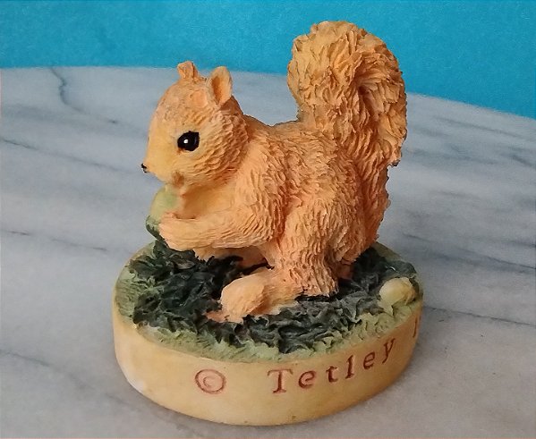 De 1997, miniatura de resina  colecionável  de esquilo comendo castanha, promocional do chá inglês Tetley,  5 cm