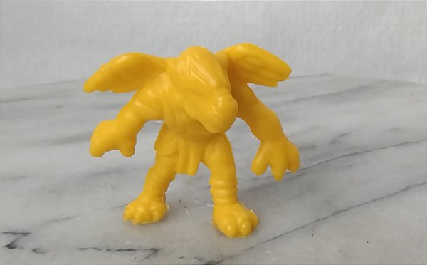 Miniatura anos 90 de monster in my pocket Tengu amarelo, usado