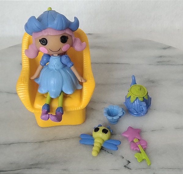 Boneca mini Lalaloopsy Bluebell Dewdrop com acessórios, MGA, 8 cm