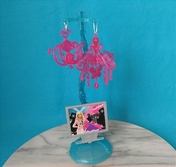 Acessórios para casa da Barbie ; lustre/candelabro e TV