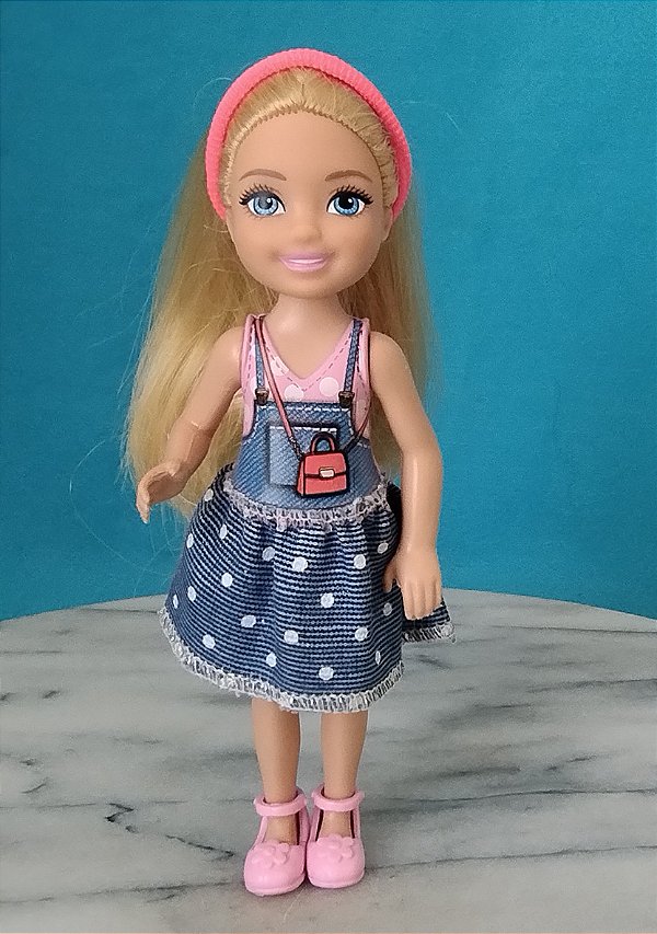 Boneca Chelsea , coleção Barbie, de saia jeans, 14 cm