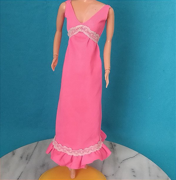 Roupa vintage de 1976 para Barbie, camisola rosa choque com detalhes de renda, colchete de pressão nas costas foi acrescentada
