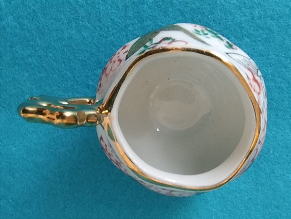 Miniatura molheira de porcelana decorativa, provável origem japonesa, 3 cm de altura 4 cm diâmetro