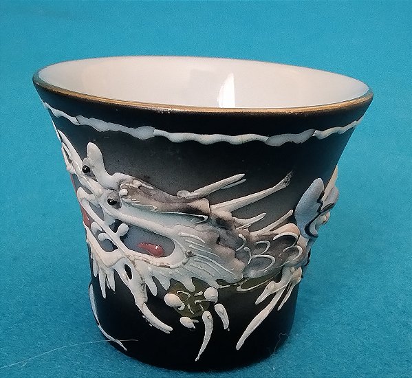 Copo de saque japones porcelana casca de ovo pintura de dragão em alto relevo e cim imagem de geisha ao.fundo 3,5 cm de altura 4 cm de diâmetro