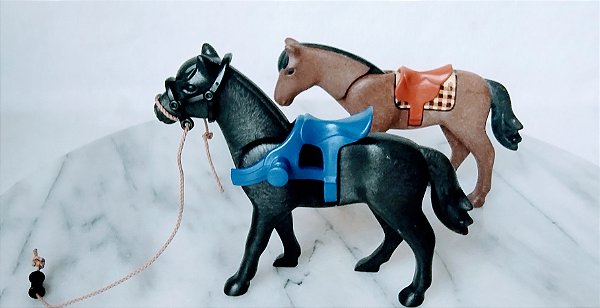 Playmobil, cavalos marrom e preto este com sela azul com dispositivo para puxar carroça