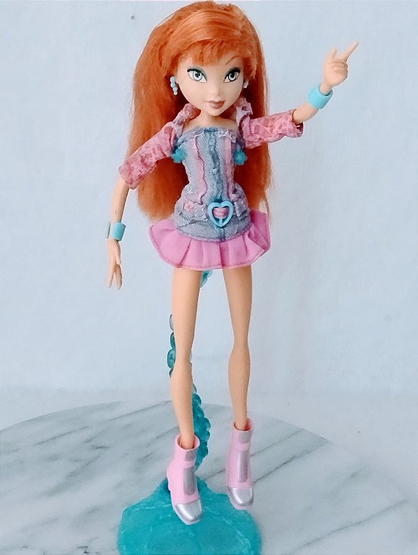 Boneca Winx Denin Bloom 25 cm Mattel 2006, com sinais de uso
