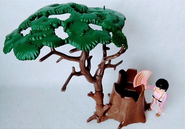 Playmobil cenário com arvore com tronco com assento e uma dama com leque e copo lo