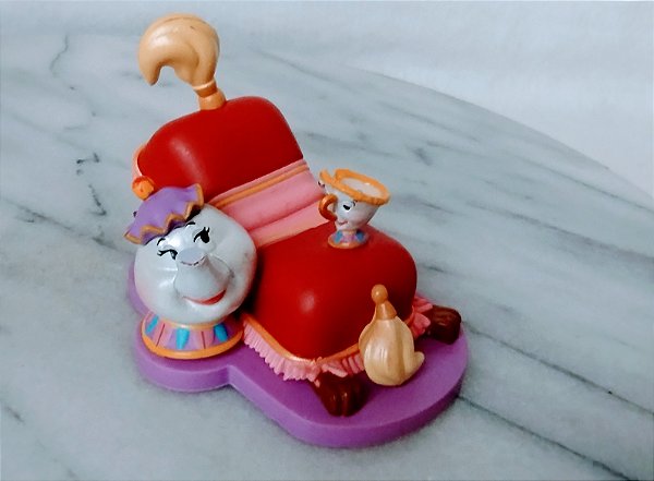 Miniatura Disney cachorro Sultão tornado descanso de pés, de A Bela e a Fera, 7 cm de comprimento e 5,5 cm de altura