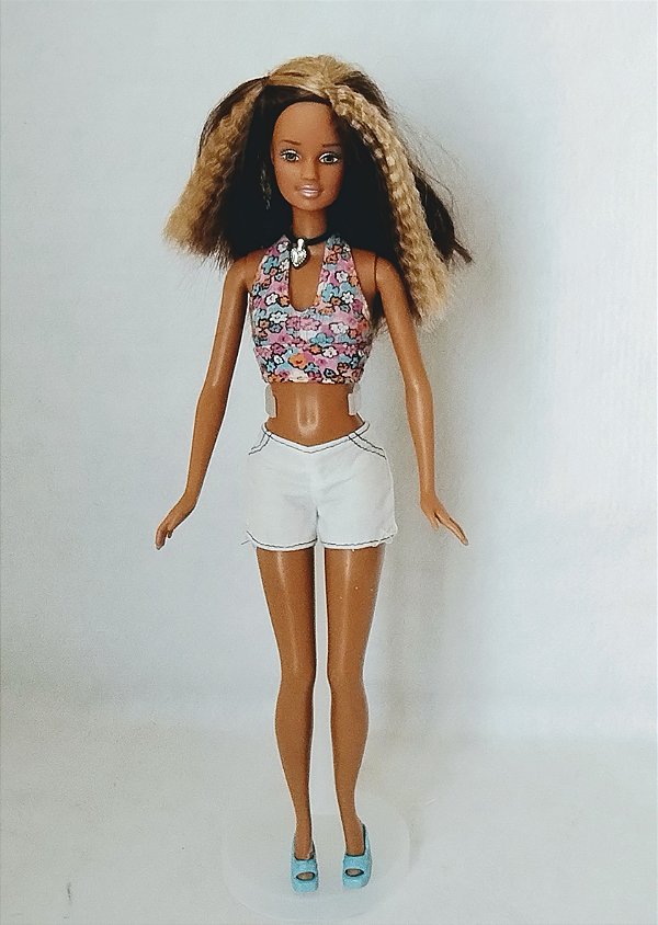 Barbie Teresa anos 90, cabelos mesclados parcialmente frisados