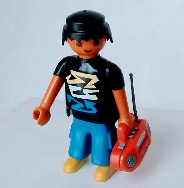 Playmobil,boneco adolescente carregando rádio