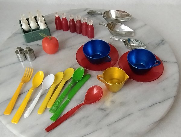 Lote de xicaras, leiteira, talheres,engradado de leite e garrafas vermelha , colheres multi uso de alimentos,de plástico antigos, para bonecas de 35 a 40 cm
