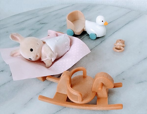 Sylvanian families da Epoch, coelhinha bebe de roupa de lase com carrinho, berço, chocalho,
