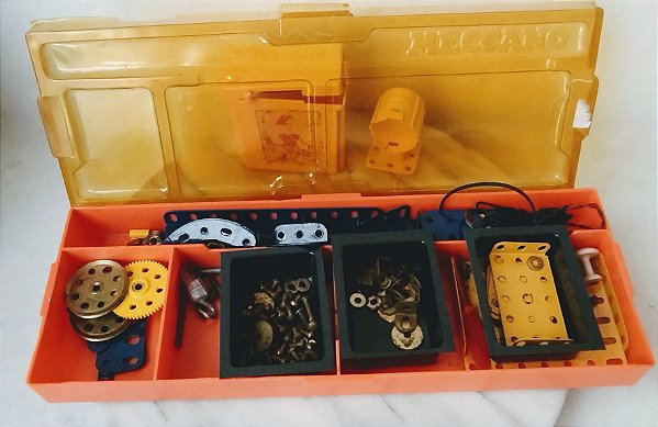 Meccano anos 70 Inglaterra - lote de peças avulsas.no estojo