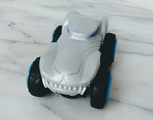 Carrinho de plástico  Hot Wheels monster truck  rev up cinza prata com imã, 7 x4,5 x 3,5 cm