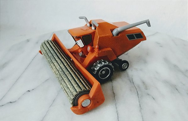 Colheitadeira de plástico e metal Frank do Carros 2 Disney 2017,  11 cm comprimento, 7 cm de altura 13 cm largura(rolo)