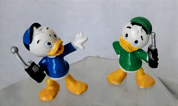 Miniatura Disney Bullyland pintada a mão de Zezinho e Luizinho, sobrinhos do Pato Donald segurando Walkie talkie 5,5 cm