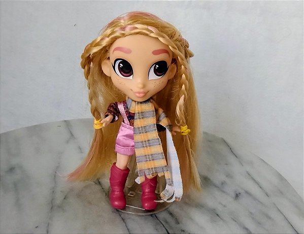 Boneca  articulada Hairdorable série 3 mountain Kat da Just Play 12 cm