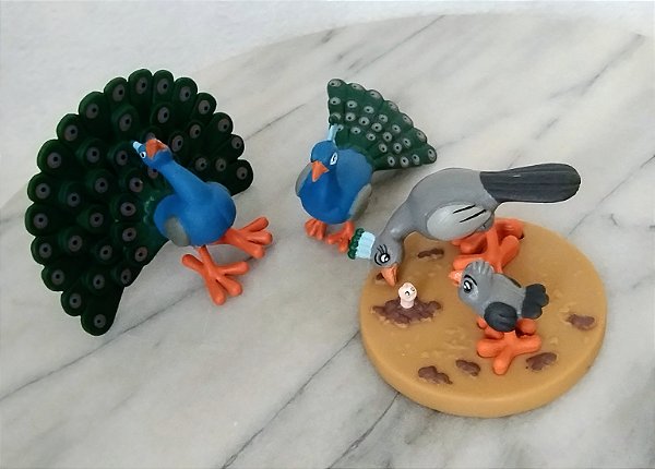 Pavões da coleção Animais da fazenda de Agostini 2014