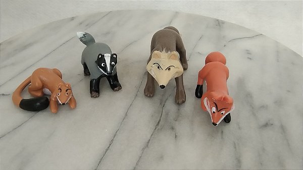 Raposas, Lobo e texugo da coleção Animais da fazenda de Agostini,2014