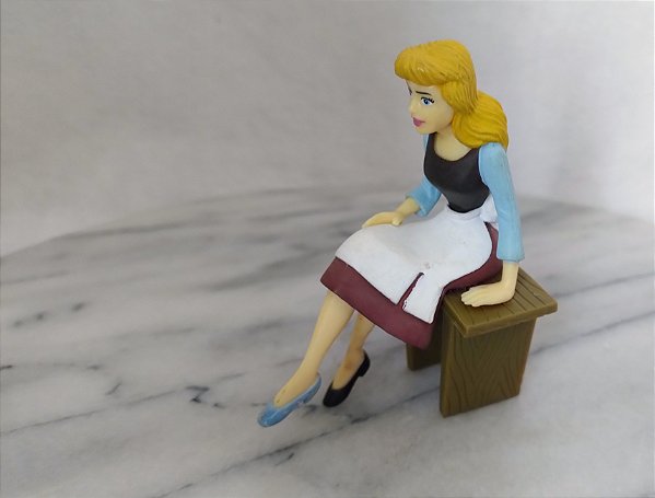 Miniatura Disney Bully, pintada a mão , Cinderela sentada experimentando sapato, 9.cm