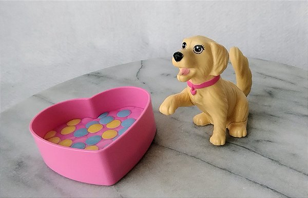 Cachorro filhote de gokden Retriever, pet da Barbie com um porta bolinhas