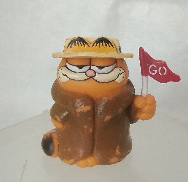 Miniatura de vinil de 1981 , gato Garfield de casaco marrom segurando bandeirinha "GO" 5 cm