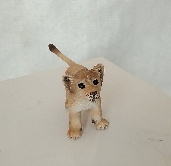 Miniatura de vinil Schleich de filhote de leão, 7 cm