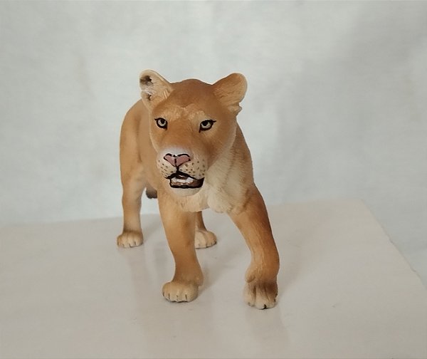 Miniatura de vinil Schleich de 2006, leoa caminhando, 12x6 cm