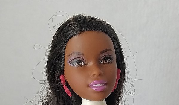 Cabeca de Barbie negra de brincos vermelhos, Mattel