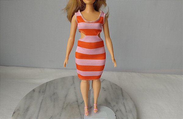 Vestido somente para Barbie fashionistas #105 curvy negra, Mattel 2019