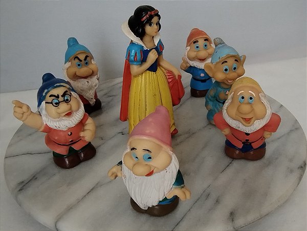 Antigos bonecos de borracha Branca de Neve 13 cm, e os 7 anões 8 cm, faltando anão Atchim, Walt Disney productions, pintura gasta
