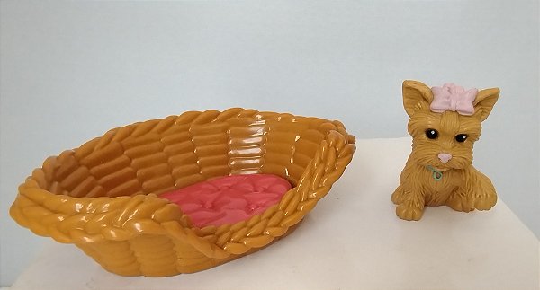 Pet filhote de Yorkshire de fita rosa da Barbie Life in the dreamhouse e uma caminha imitando vime Mattel 1998