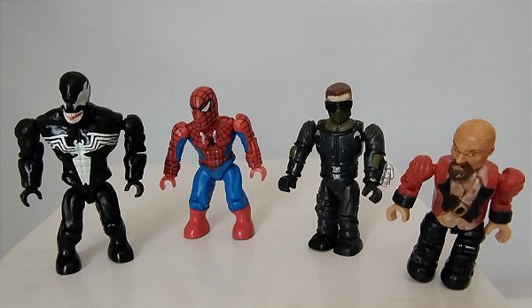 Mega bloks, mini figuras Marvel; venom, homem aranha , Harry Osborne ( Duende Verde) e um pirata do piratas do Caribe