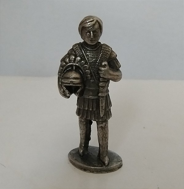 Miniatura de metal, estanho, de soldado romano segurando capacete, coleção Kinder ovo anos 80, 4 cm