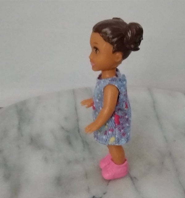 Boneca menina morena aluna da Barbie professora de arte Mattel 2020 - 11 cm