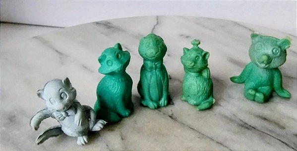 Miniatura de borracha provável Diener anos 60 ou 70, urso sentado e 4 gatos 4 cm