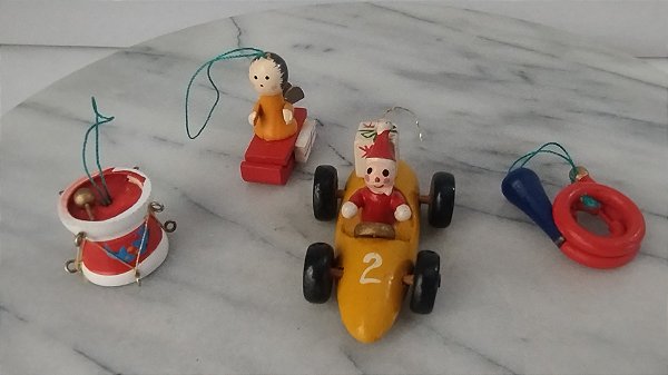 Enfeites de Natal de madeira vintage (4) incluindo carro de corrida de 7 cm