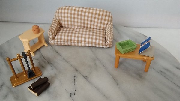 Sylvanian families, móveis para sala de estar ,incluindo sofá xadrez marrom