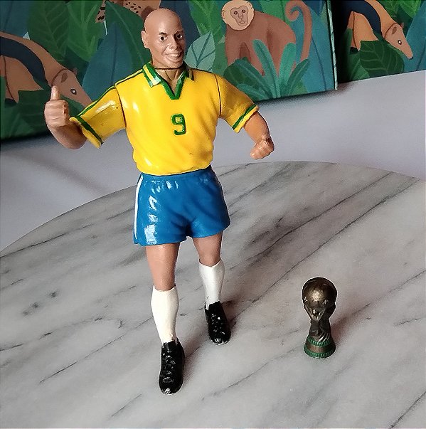 Boneco articulado Ronaldinho Fenômeno seleção de 2002, fazendo sinal de joinha, ,15 cm