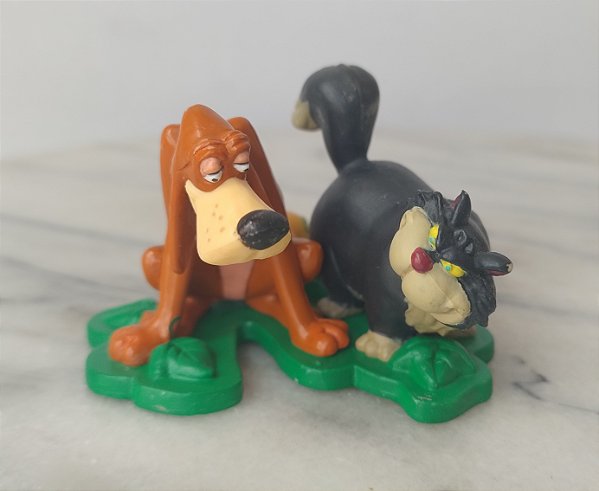 Miniatura Disney cachorro Bruno e gato Lucifer da Cinderela. 4 cm de altura x 6x6 cm