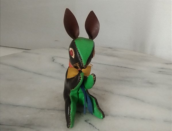 Coelho aparentemente artesanal multicolorido similar dos anos 50, sem marca, 8 cm