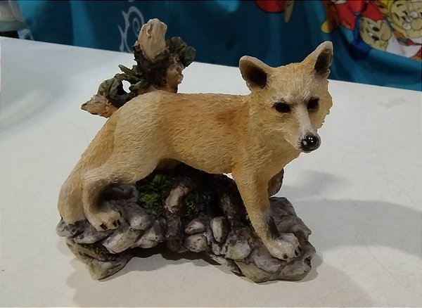 Estatueta de resina sem marca de raposa , 12 cm de comprimento 9 cm de altura no