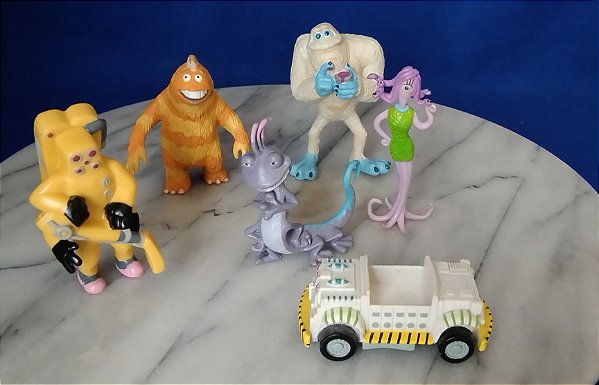 Playset Disney 2001 Pixar Monstros S.A, 6 itens , entre 5 cm o veiculo e 7 cm o Yeti is
