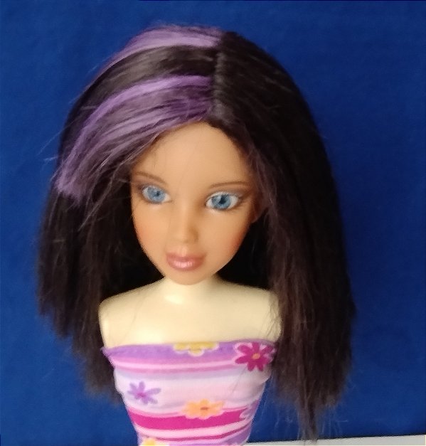 Peruca com cabelo escuro com fios Roxo da boneca Liv Spin Master