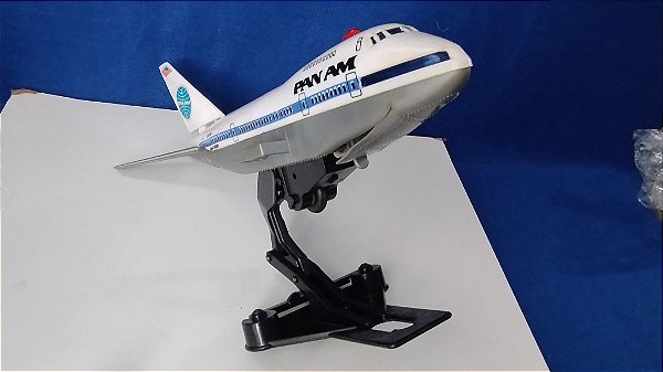 Avião de plástico Pan Am (extinta) com base , operação eletronica de ruido e simular decolagem nao funciona)